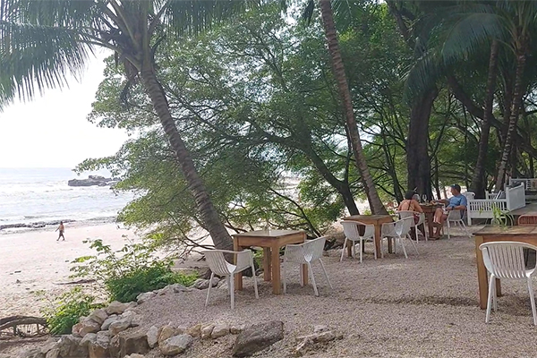La Luna Restaurant in front of the beach